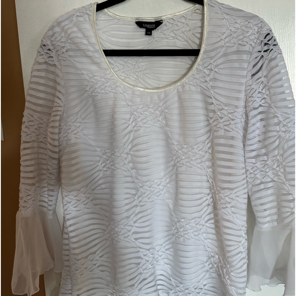 Feminine Lindor top lined in front